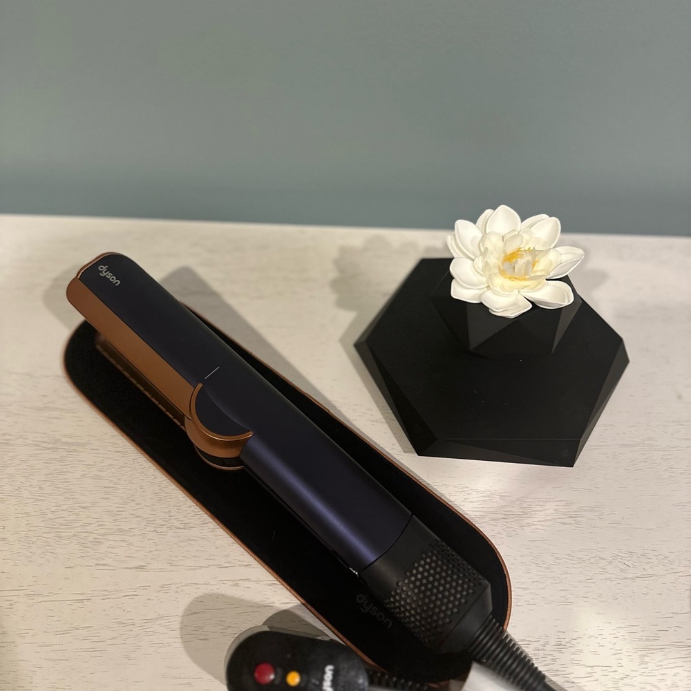Dyson Prussian Blue and Rich Copper Hair Straightener Airstrait - Picture 4 of 5
